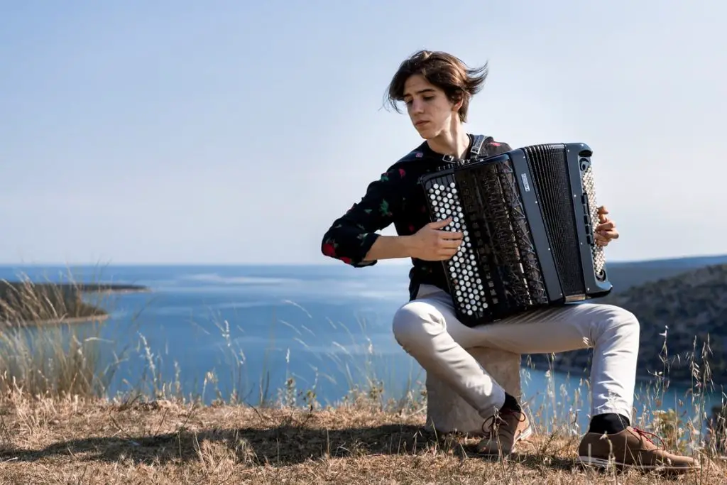 What is the Difference Between the Melodeon and Accordion 3