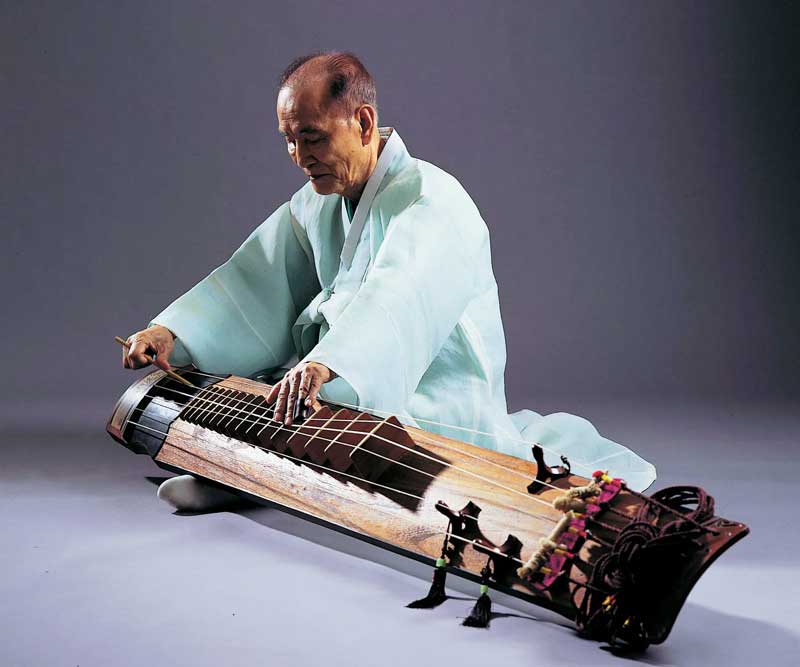 string-instruments-of-korea-2 geomungo instrument