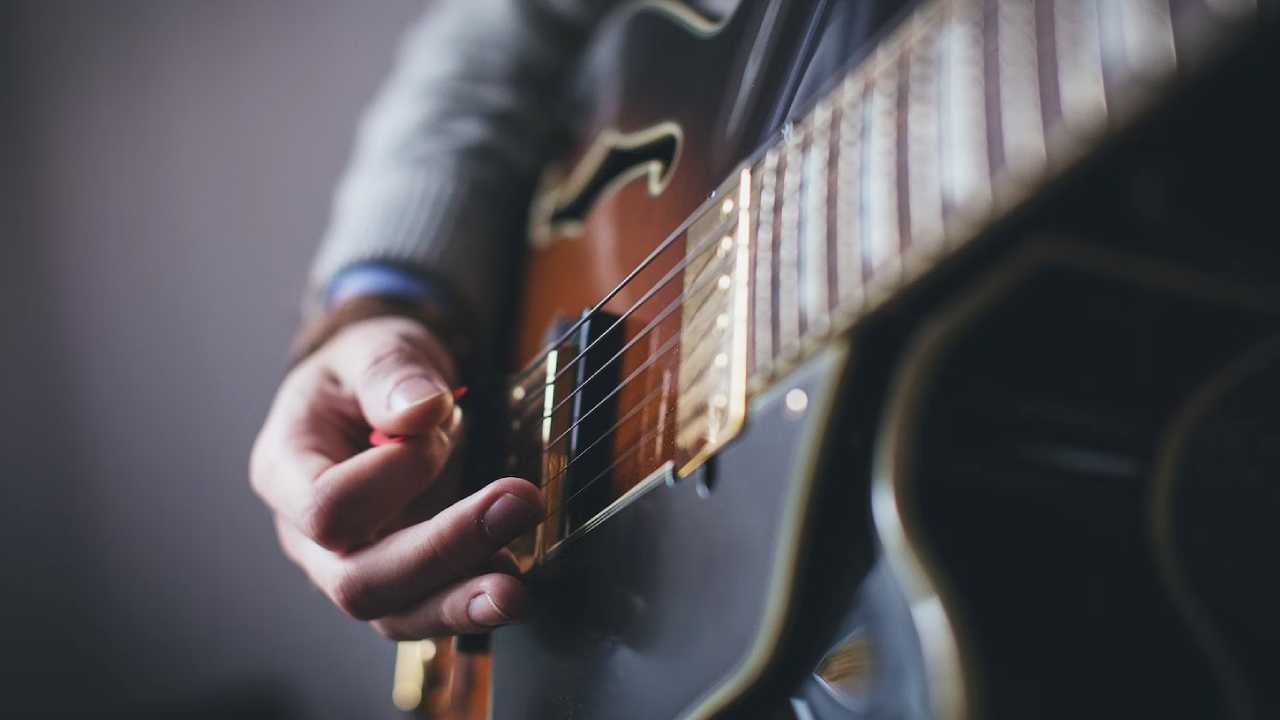 Famous Guitar Players with Small Hands: Overcoming the Odds