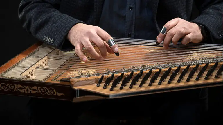 Autoharp vs Zither: Comparing Stringed Instruments
